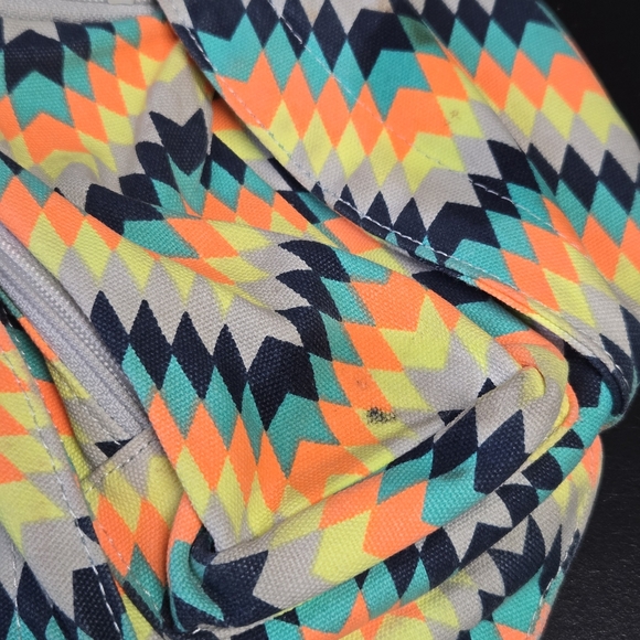 KAVU Chevron Sling Bag Orange Teal Yellow Backpack Purse Zipper - Picture 4 of 9